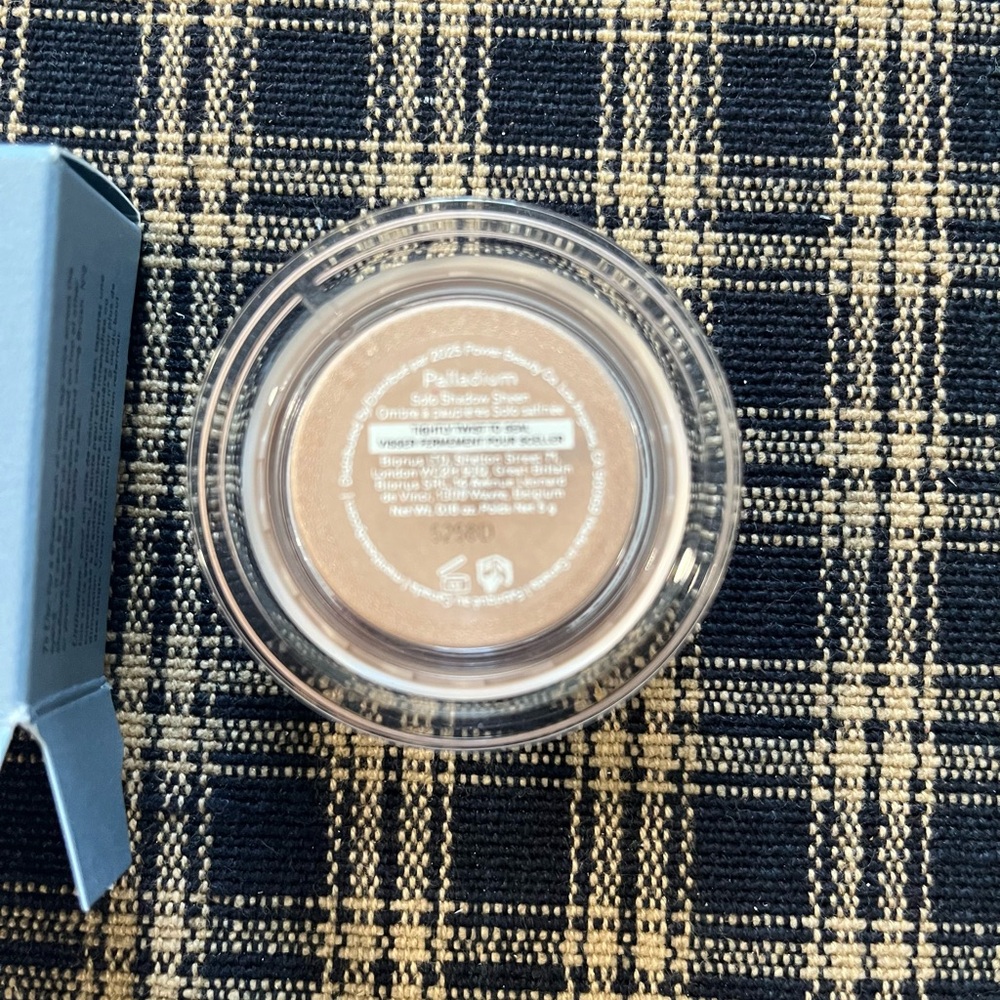 Merit Solo Cream Eye Shadow in Palladium - Picture 3 of 8